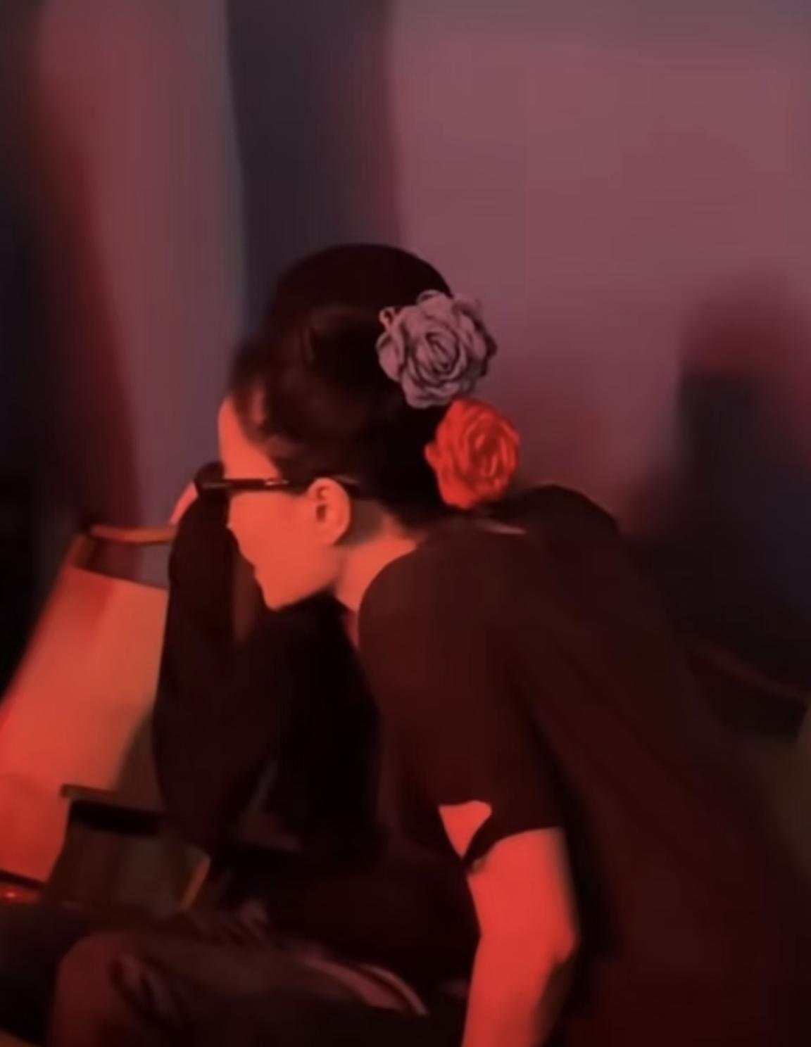王菲罕见“社牛”！头戴红蓝大花蹦跳追星，评论区彻底沦陷：原来这就是谢霆锋死心塌地