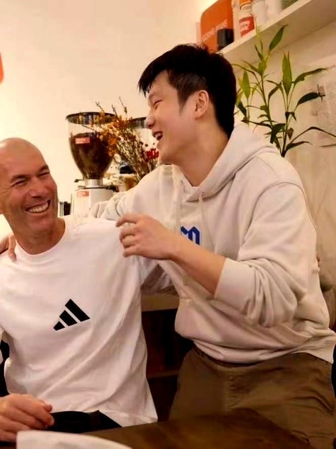 樊振东的安踏系列直接把粉丝整破防了！现在网上全是“抢不到要哭”的哀嚎——有人