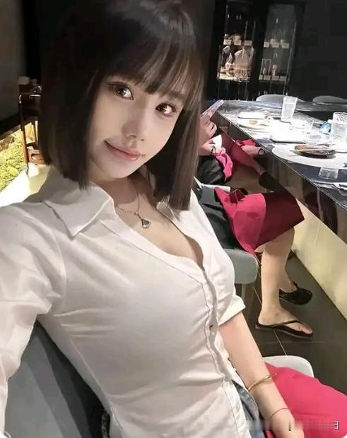 你说现在的女人到怎么啦？吃饭拍照，睡觉也拍照……感觉做啥事之前都要先拍个照才安心