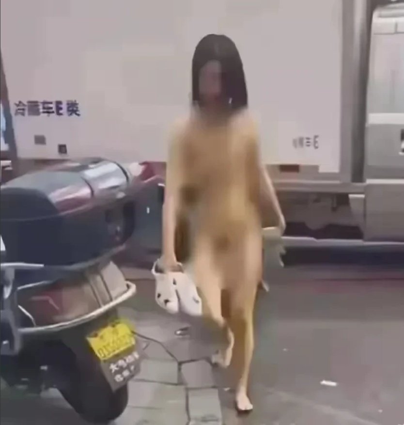 女子街头跟男朋友吵架，越吵越激动，一边撕扯自己的衣服一边发泄自己对男友的不满，到