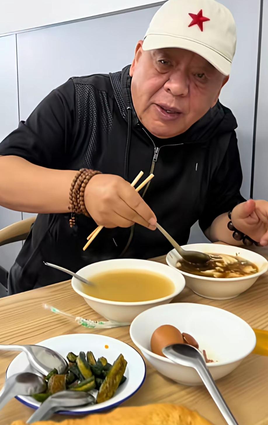 看他吃得多香，我都馋了，这早饭看着就下饭还养胃，特别接地气。一碗小米粥，一