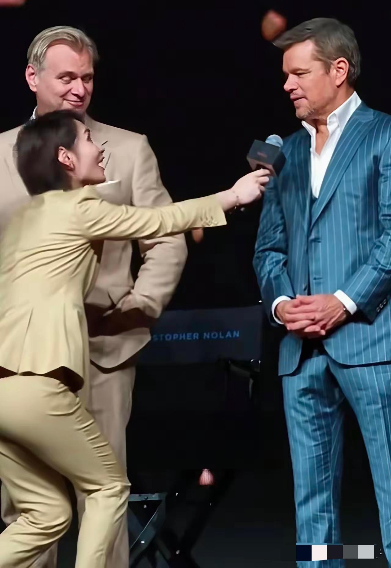 上海女主持陈璇在《奥德赛》首映礼上半蹲采访外国主创，还一连串撅臀，那模样仿佛要把