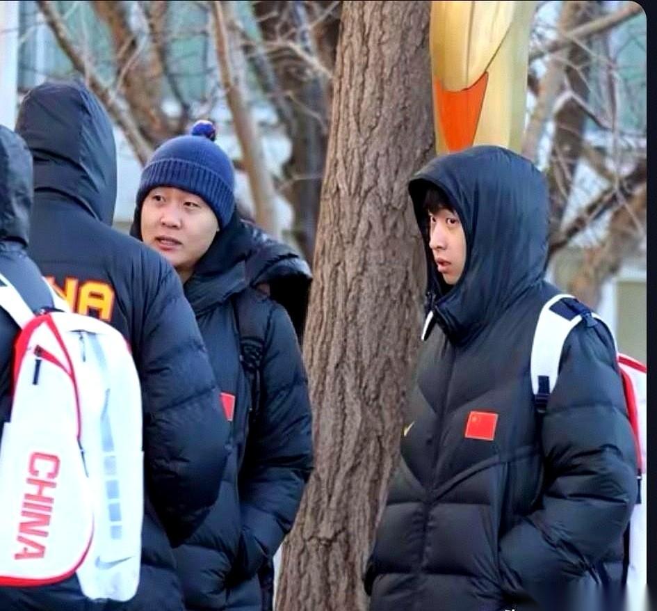 国家队集训，照片刚出来，视线一下就定在了齐麟身上。这小子，还是那副傻乐的样儿，