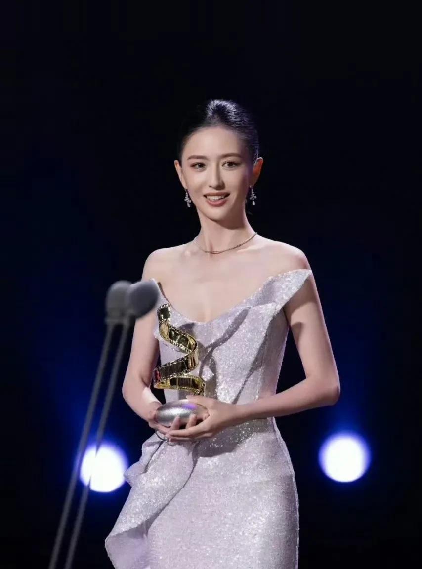 佟丽娅鎏光浅紫鱼尾裙美到失语啊！真是被佟丽娅美了一整天！有这样的丫丫进入内娱，谁