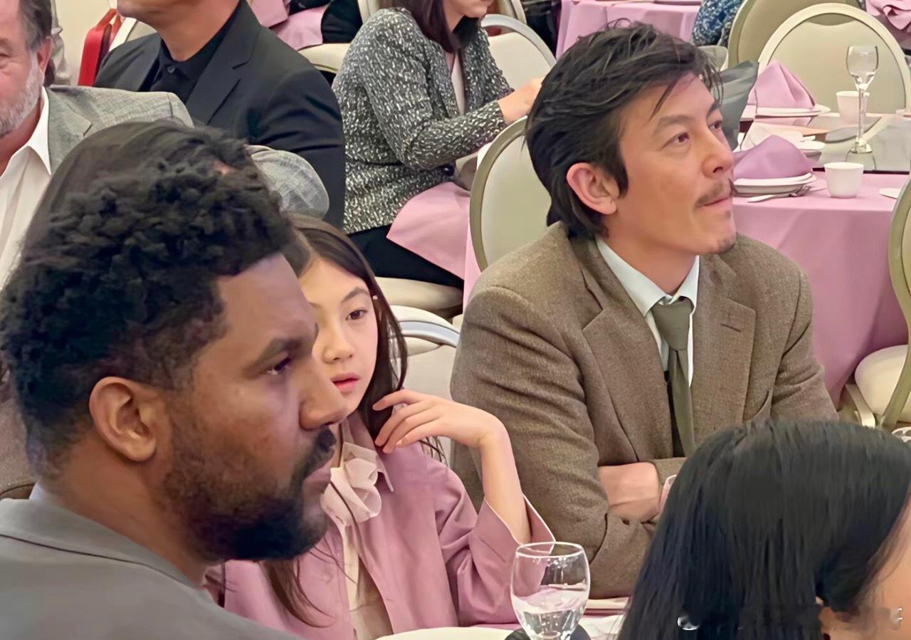 陈冠希被拍到和太太秦舒培、女儿Alaia一起在洛杉矶参加友人婚礼，能看出女儿Al