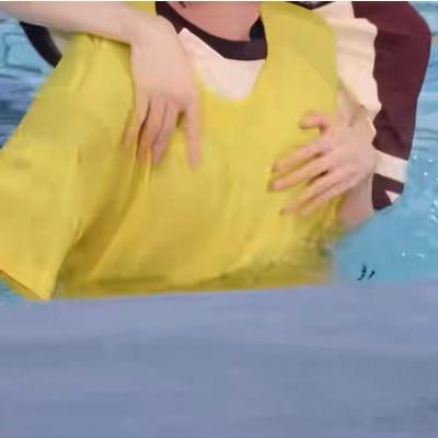 胸肌摸的那叫一个结实