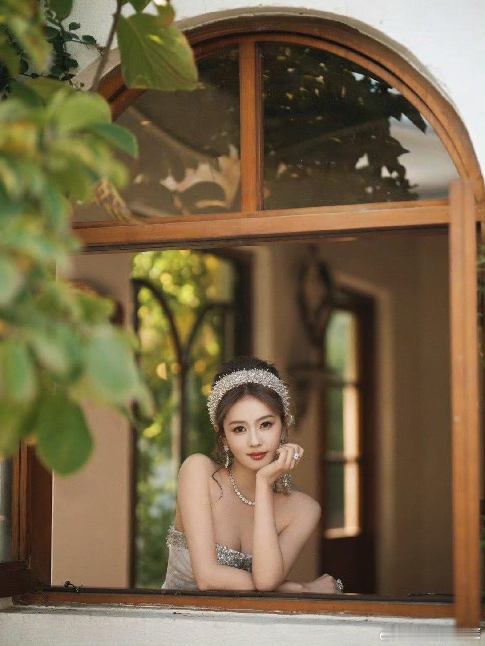 白鹿微博视界大会造型也是两套裙子，按照你的审美你更喜欢哪套呢[捂眼睛][捂眼睛][捂眼睛]