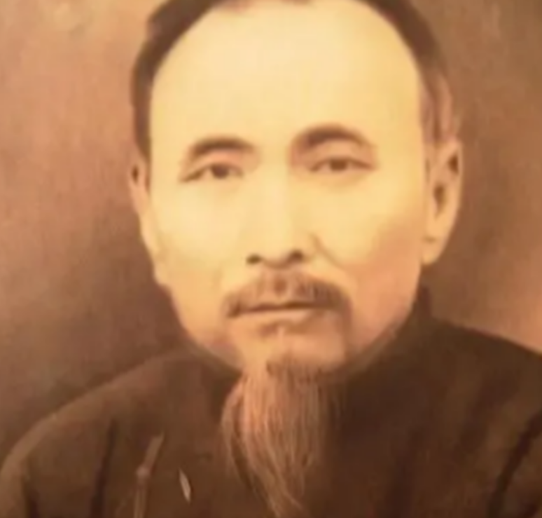 1935年，日本军官土肥原见大侠杜心五誓死不从，决定公开杀掉。监牢中，看守送来的