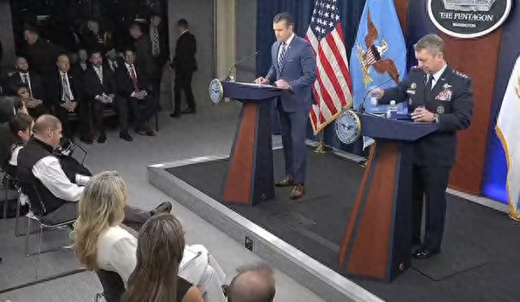 笑不活了！美国最高军事负责人之一，居然在全网直播时出了大丑！当地时间4月8日