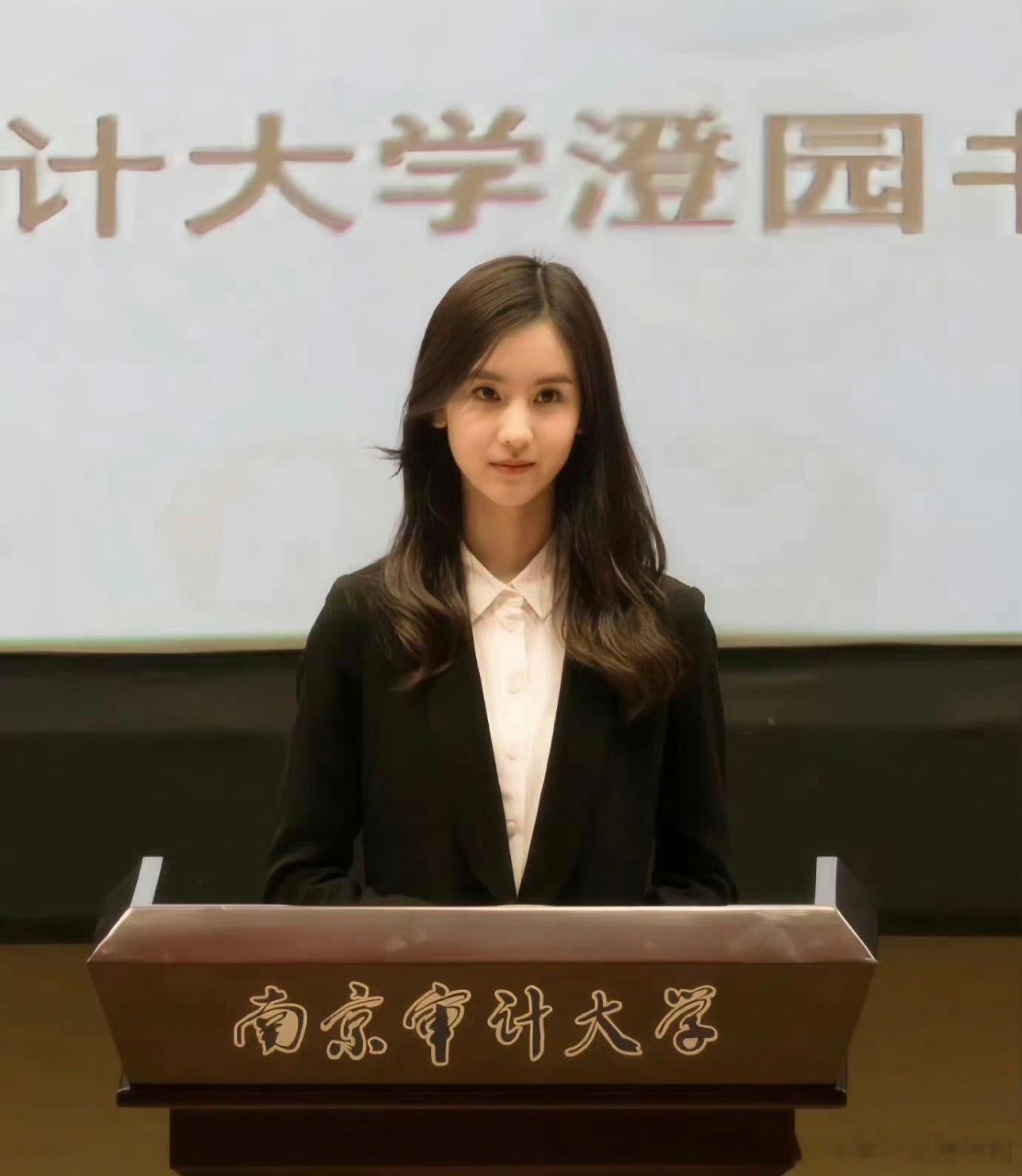 小说里的校花白月光也不过如此吧