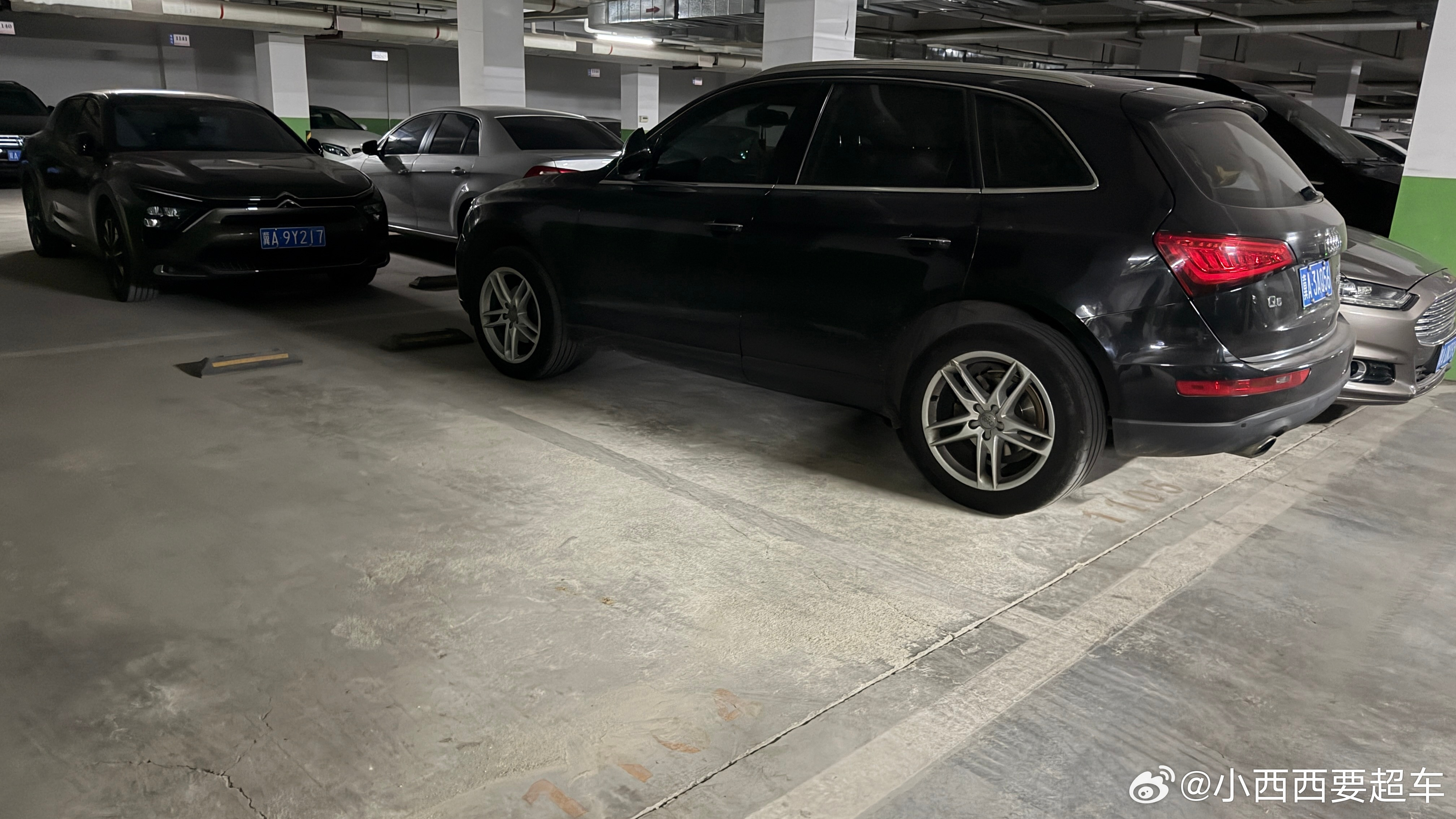 这俩车是不是要打起来了看着都窒息…停个车也得贴贴呀