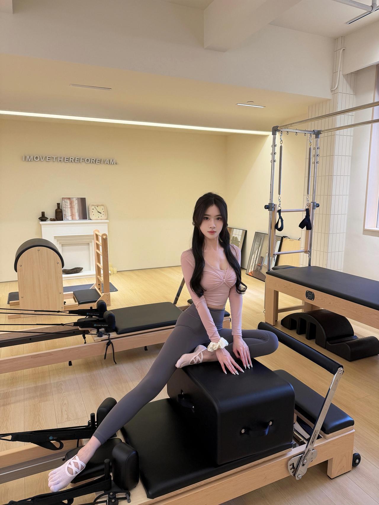 家人们，谁懂啊！外面寒风嗷嗷叫，教室里暖气烘得人暖洋洋，垫上练普拉提简直是冬日顶