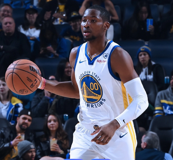 勇士最大的问题，是开发进攻的难度太大了面对顶级强队，库里挡拆就是被包夹，巴特勒