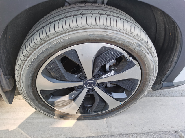 上班途中把轮毂给磕了早上上班过路口突然变窄，车子宽了延实线开过去把右轮毂给磕了