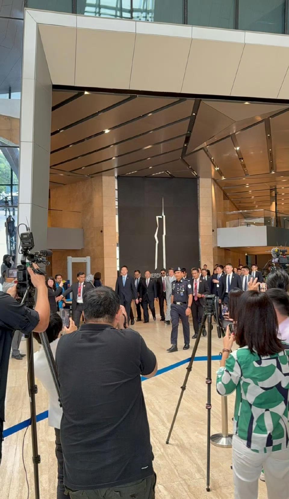 中美在马来西亚经贸磋商上午会谈结束，中国代表团去吃午饭。​​​我方代表看起