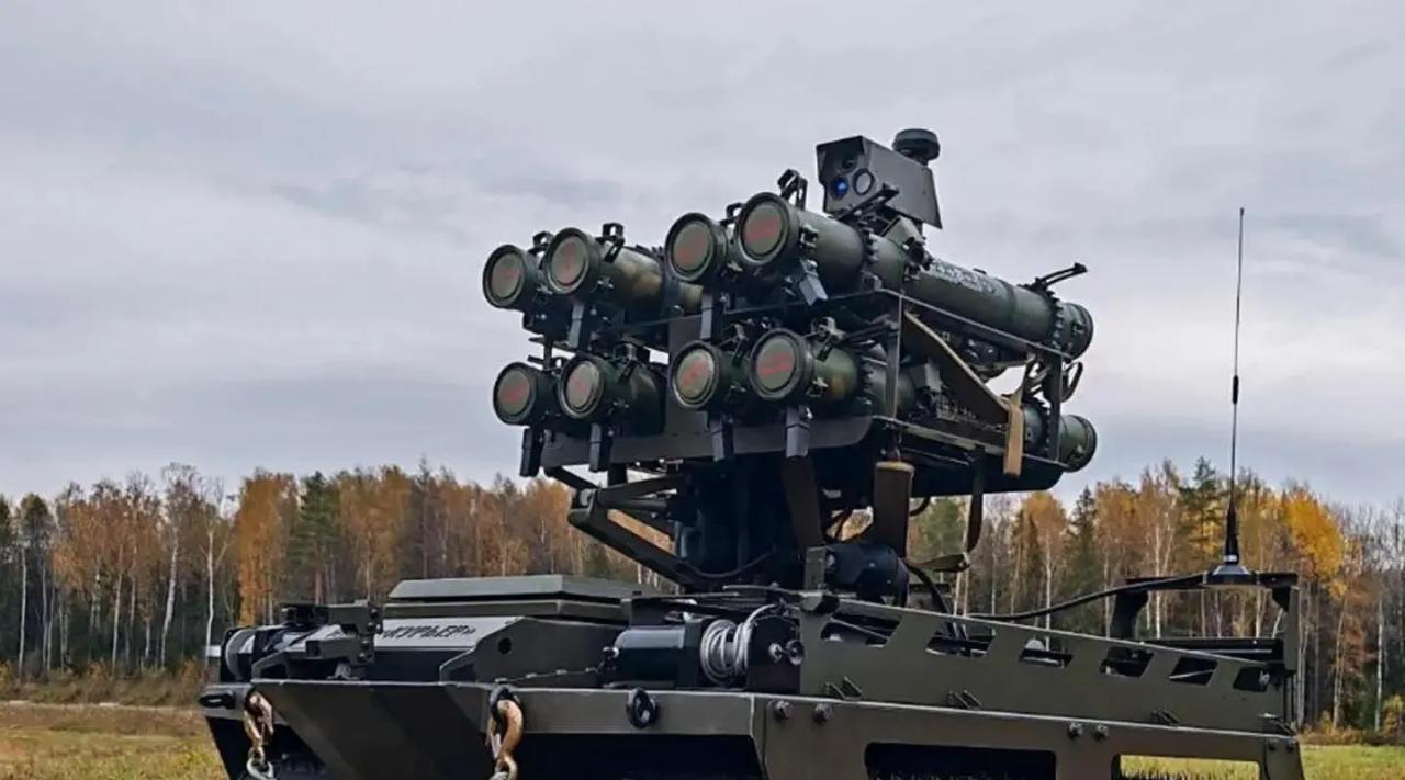 俄罗斯以“信使”NRTK履带式地面无人车为底盘，搭载上8-10具“什米尔”温压弹