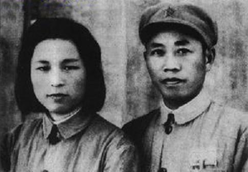 1940年，八路军司令员看中了一个年轻貌美的女子，便托人前去说媒。可她在得知对方