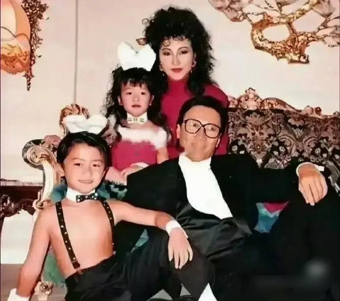 谢霆锋童年全家福，那时不兴儿童rsq的说法吗