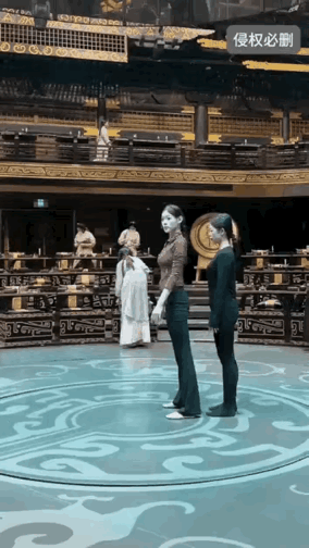 至今为止没有发现，长得漂亮的坏处。