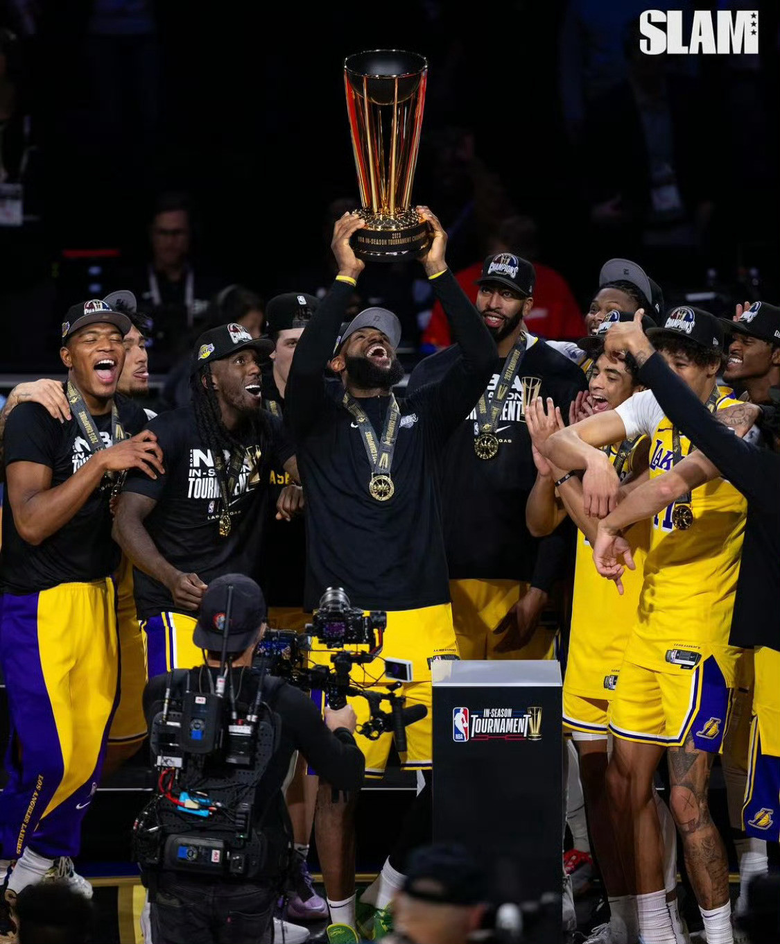 一个热知识：詹姆斯是唯一一个拿过5大MVP的球员。常规赛MVP，NBA杯MVP，