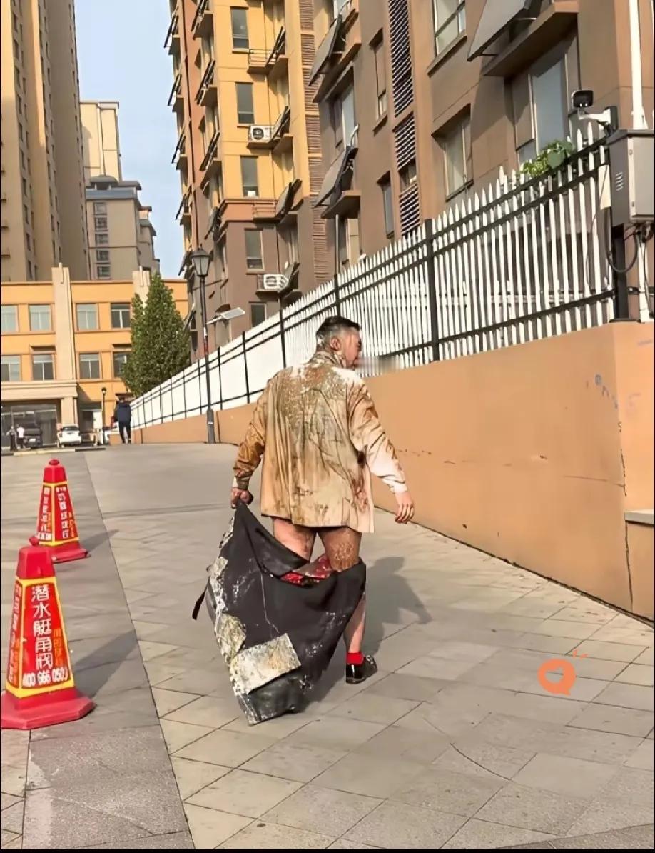 今天的新郎真是悲惨，婚礼被折腾得像个流浪汉。新娘今天心情不错，气色也很好。今天