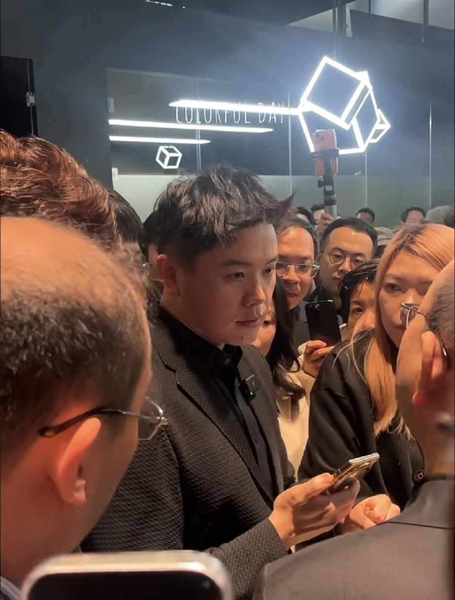 追觅老板俞浩上海参加展会成顶流，试驾自家公司超跑，就像明星出街一样。3月12