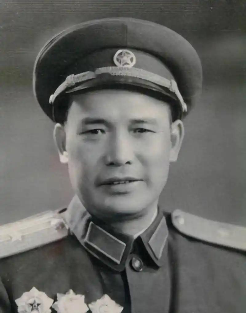 1946年，解放军为投诚的2000土匪设宴接风。席间，匪首脱下大衣，顺手挂到墙上