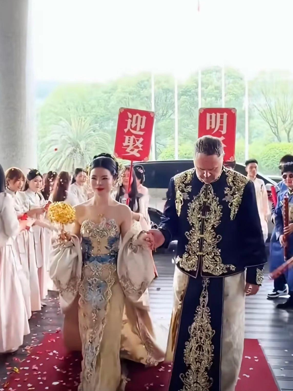满脸写着骄傲，老外也很懂礼数，