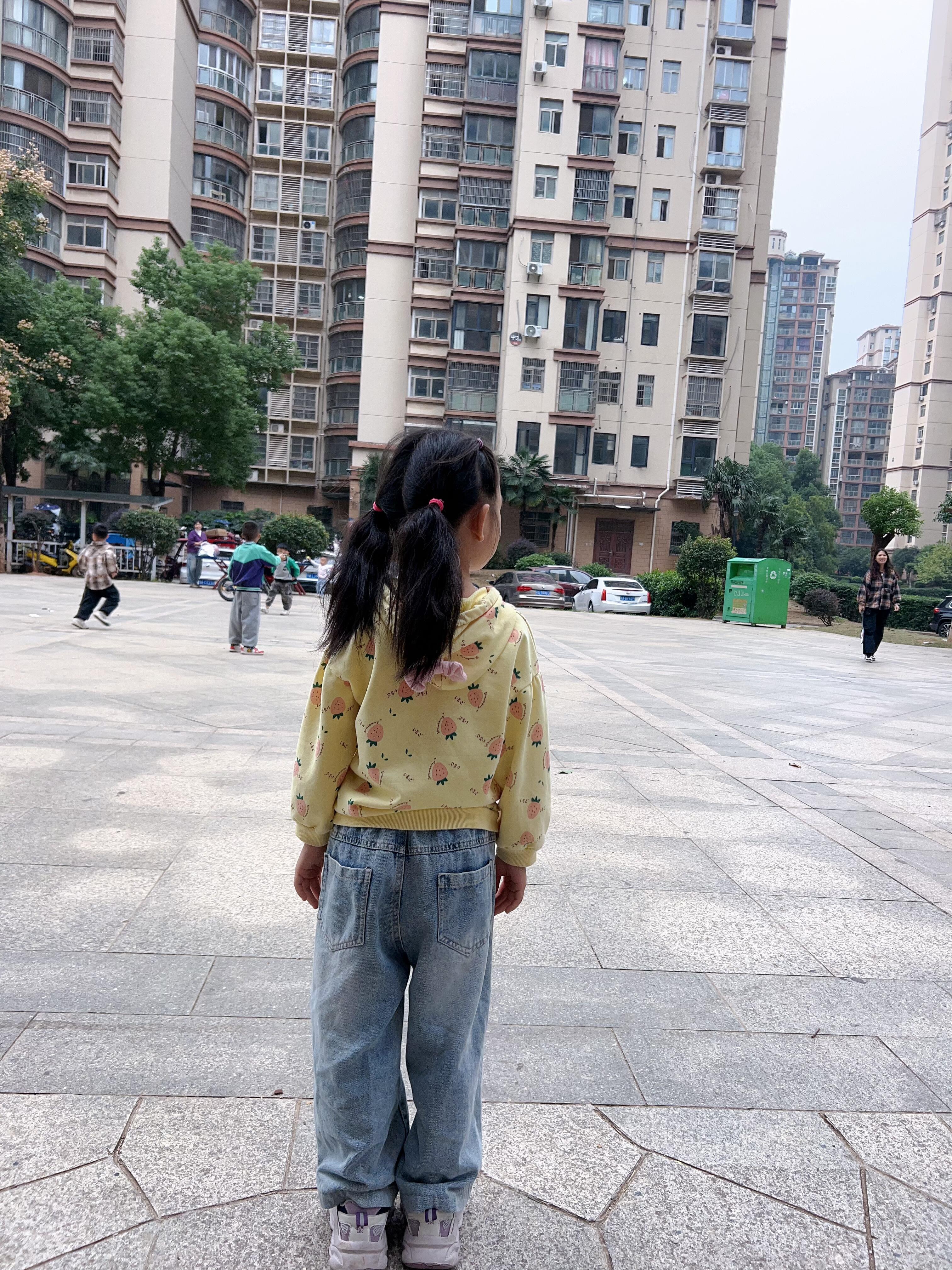 现在小孩都不会自己找小孩玩了吗！！！​​​