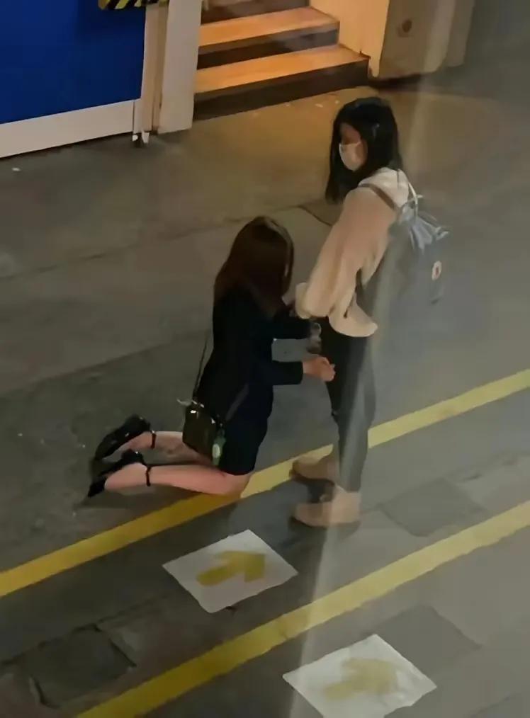 一个女生跪在地上，哀求着另一个女生，大喊着不要分手。很多网友看了，纷纷摇头，人