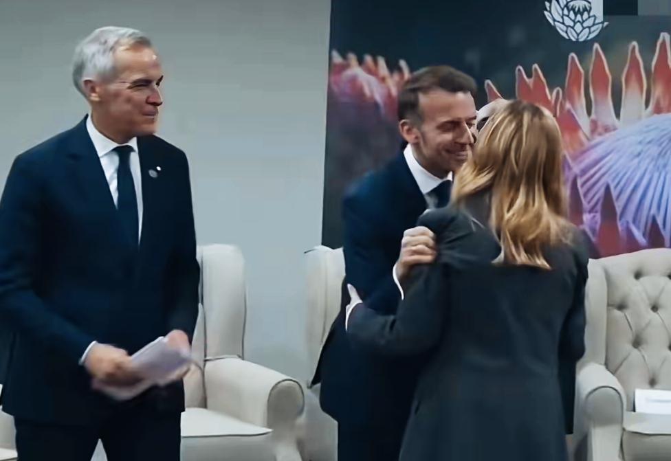 马克龙这手劲不小啊！这是用上了多少力气呢？通过手指就能看出用力不小啊！这是