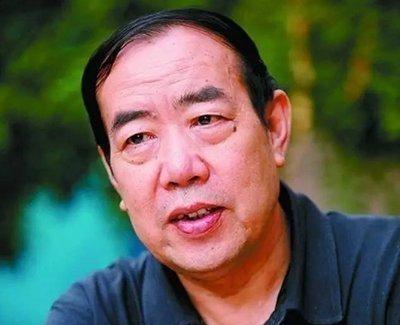 1996年，44岁的贾平凹，娶27岁的护士郭梅为妻。婚后，他问妻子：“我每周可不