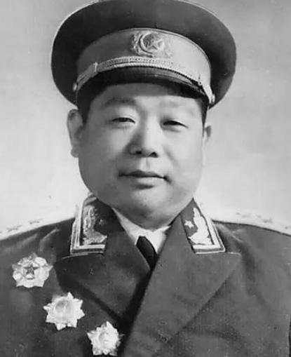 1962年邓华进京开会，和陈锡联住在同一楼上，上午开会，下午一般休息，陈锡联几乎