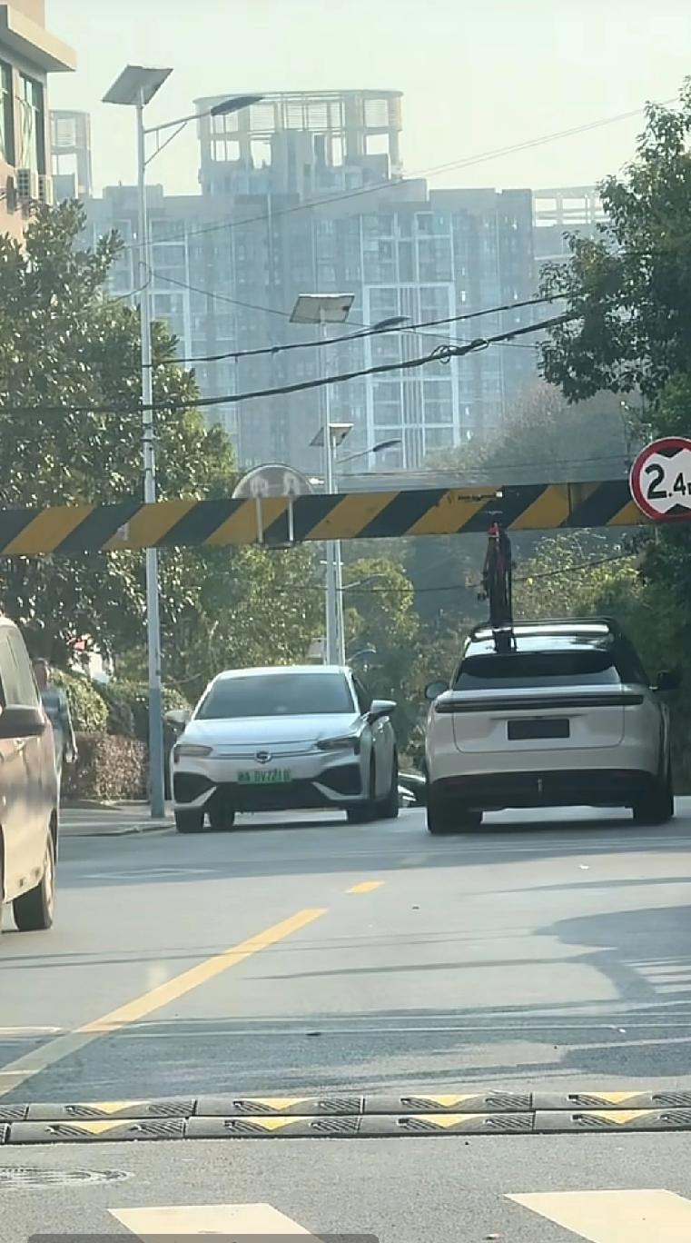 这是一个所有汽车爱好者的噩梦湖南长沙街头看到一位轿车顶上放着一辆公路车，可能司