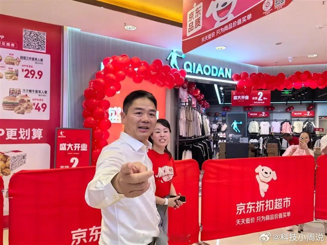 刘强东现身宿迁刘强东回宿迁老家，坐路边吃路边摊，动作随意，平易近人。千亿总裁坐吃