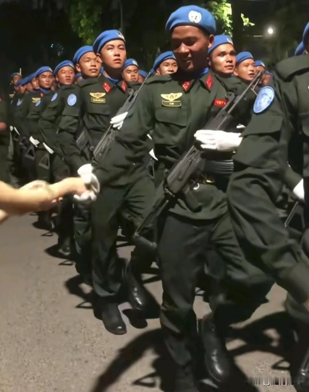 终于知道为什么越南士兵在阅兵时，给人的感觉总是缺些什么了。越南参加阅兵的官兵