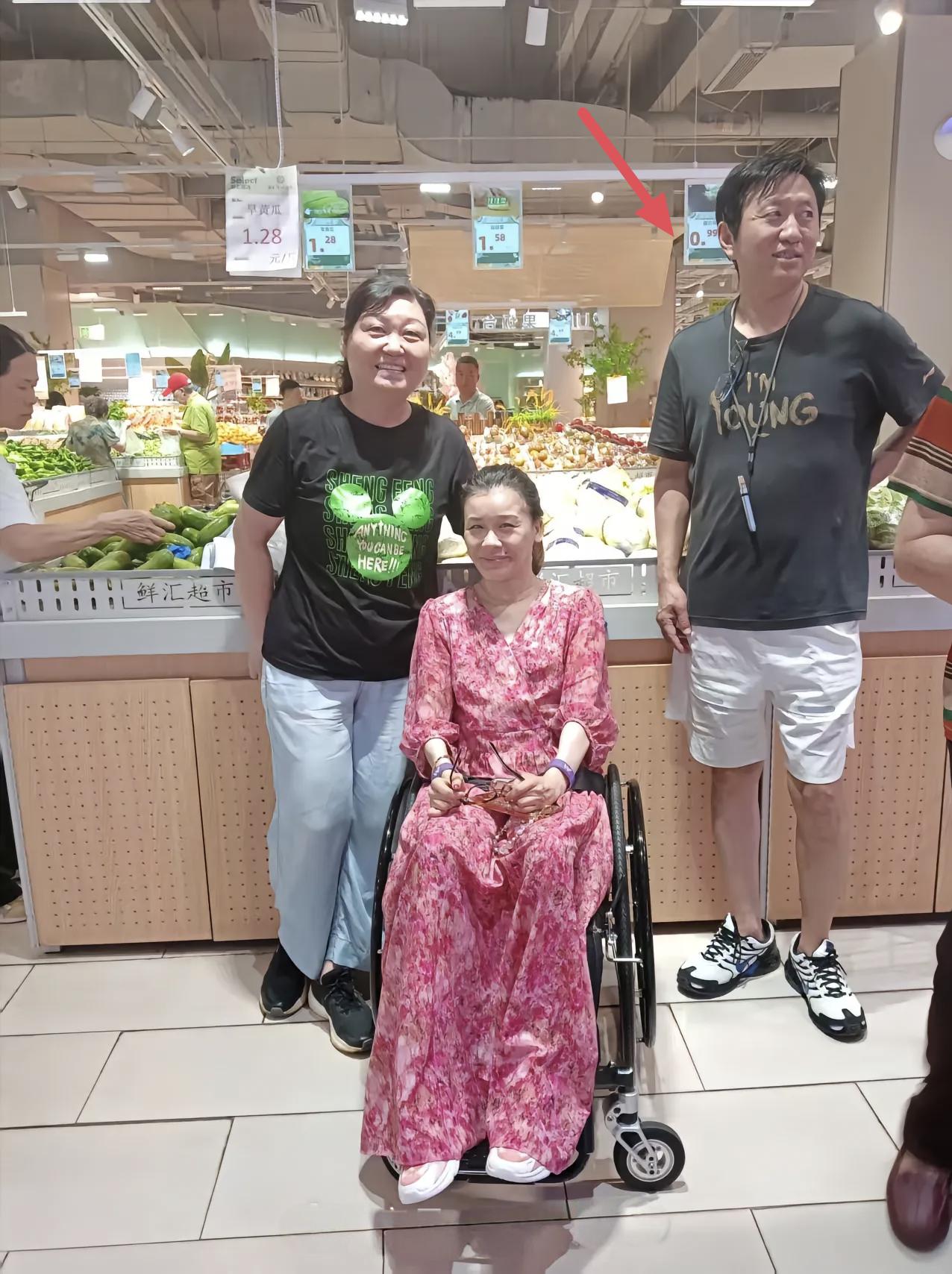 45岁桑兰和老公黄健在北京逛超市买菜被偶遇，她坐在轮椅上，穿着一条碎花长裙，脸色