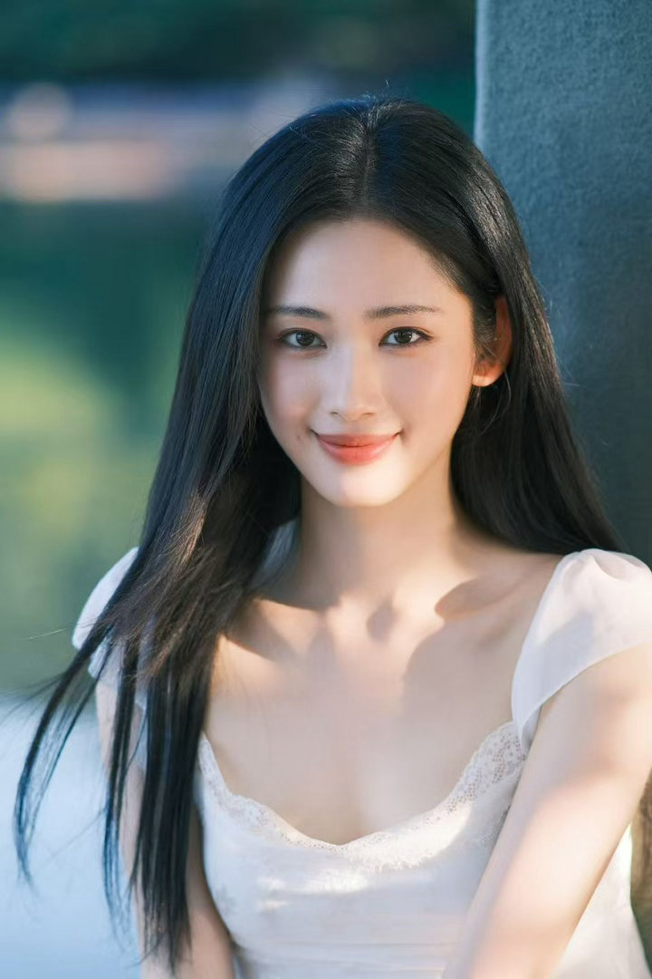 鹤秋长发妹短发姐鹤秋长发短发都精彩内娱新生代里少有的百变质感，长发短发不靠妆容