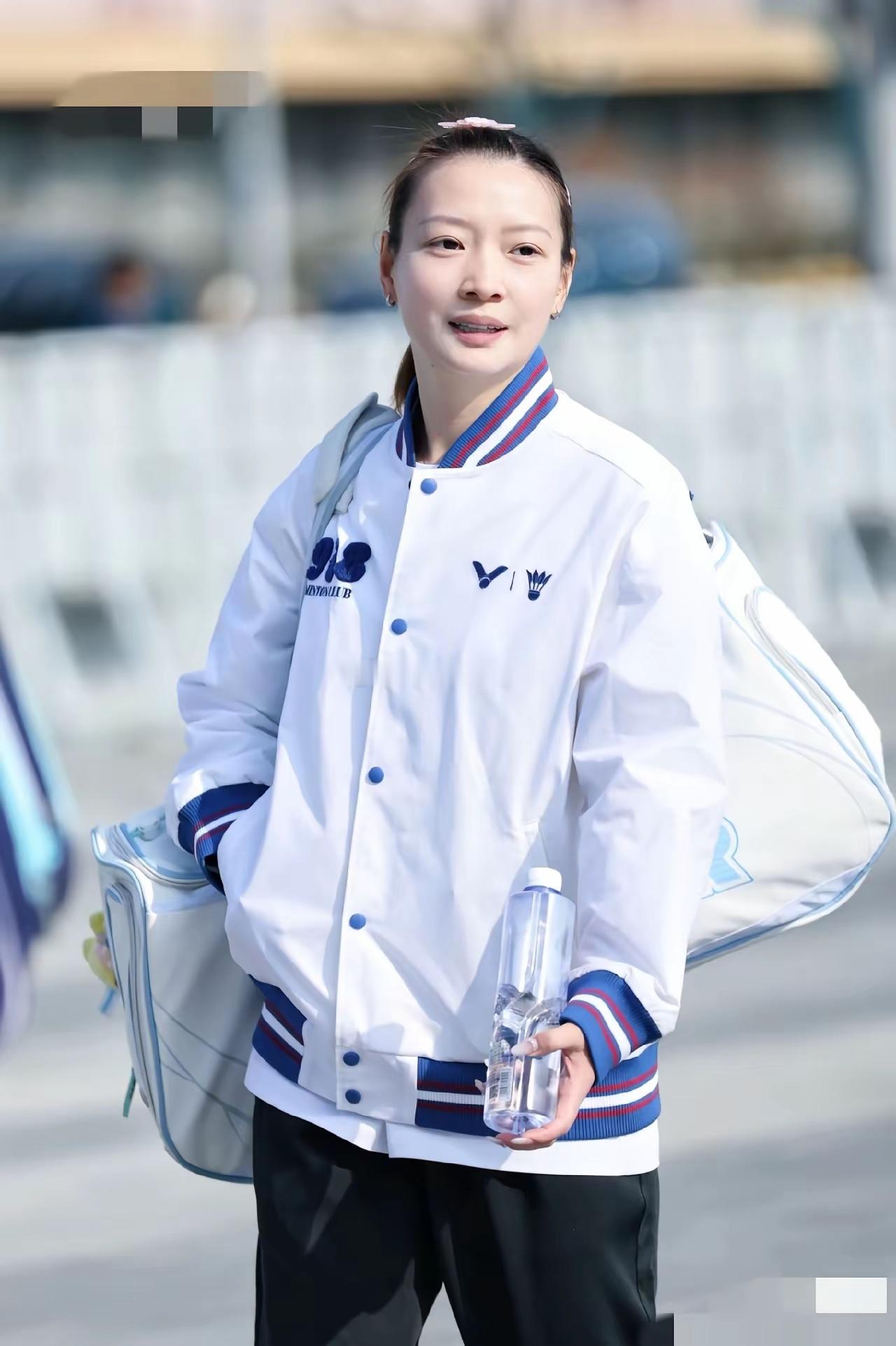 国羽队员黄雅琼刚结婚没几天就上班了，真是不容易啊，结完婚以后穿了运动服，胖了不少