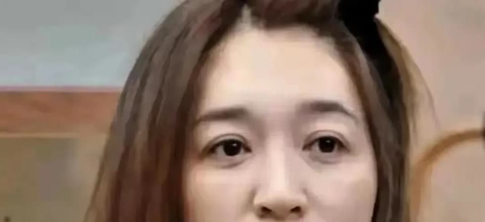 卸妆后的李小冉状态，眼窝深陷，眼袋、法令纹明显
