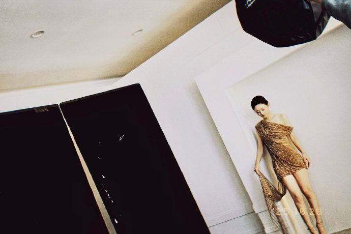 赵丽颖金色斜肩裙​​​​赵丽颖金色斜肩裙，盘发造型飒爽帅气，被赵老师狠狠美到~