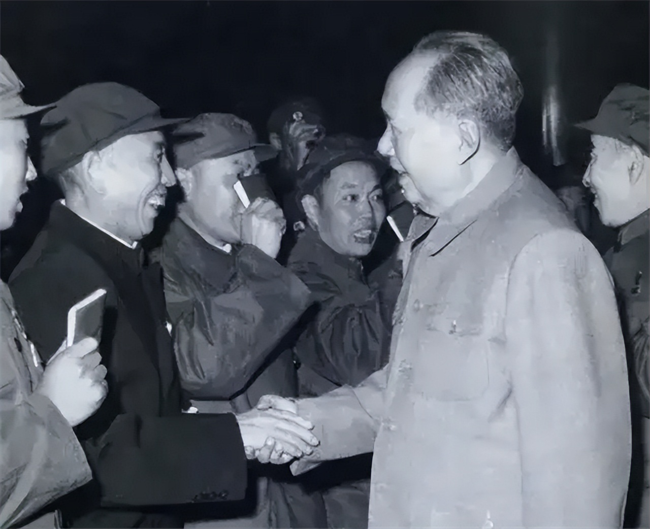 有一次，毛主席请王震来看他。当时他身上带着枪，所以警卫不让他见主席。毛主席看到这