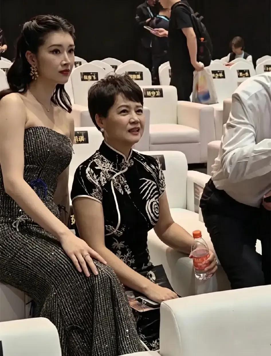 演员奚望，很有福相。她亲妈是茹萍，她后爸是刘之冰。你看照片，奚望穿着紧身抹胸