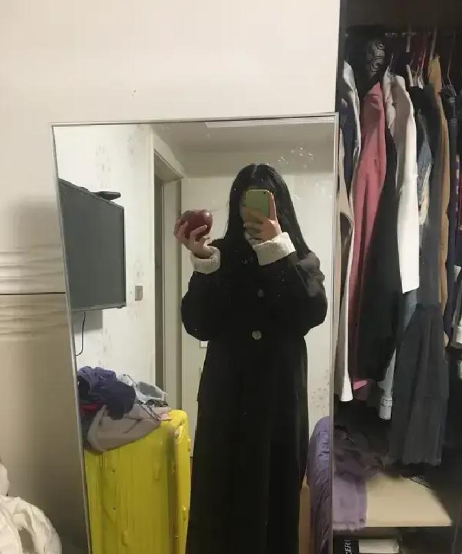 林晚试穿婆婆8万羊绒大衣，镜子里像提前演了十年后的自己。驼色、双排扣、肩