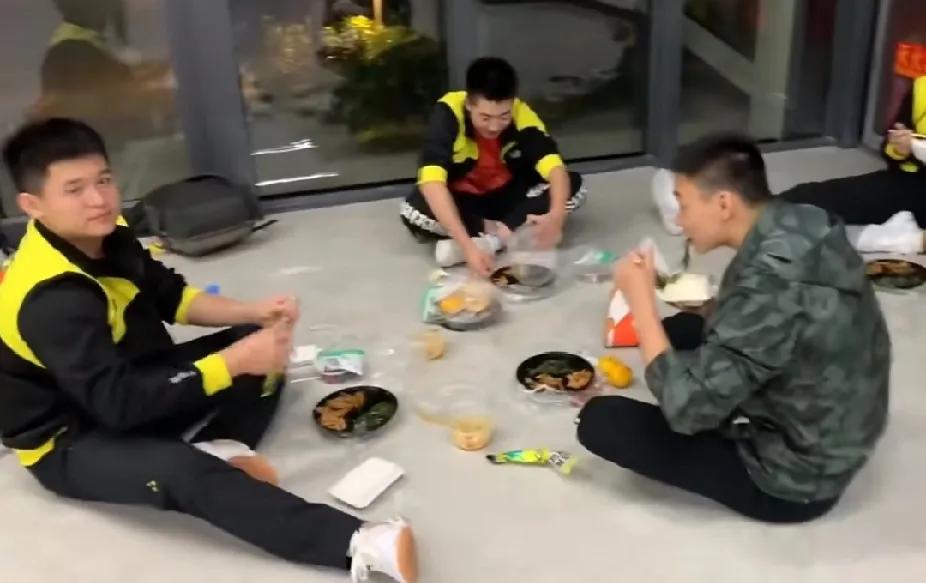 刷到林诗栋和队友们坐地上吃盒饭的画面，莫名有点触动💧赛场上他是意气风发的运动