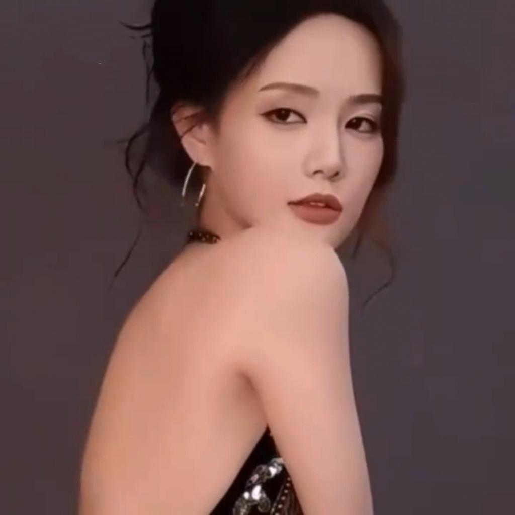 李一桐美艳纤瘦，娇艳欲滴美得不可方物[赞][赞]