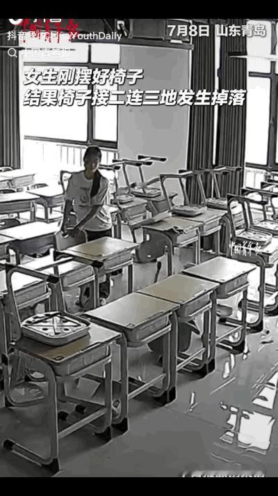“解释不清了！”山东青岛，一女生准备打扫教室卫生，就将椅子一把把倒扣着摆到桌面上