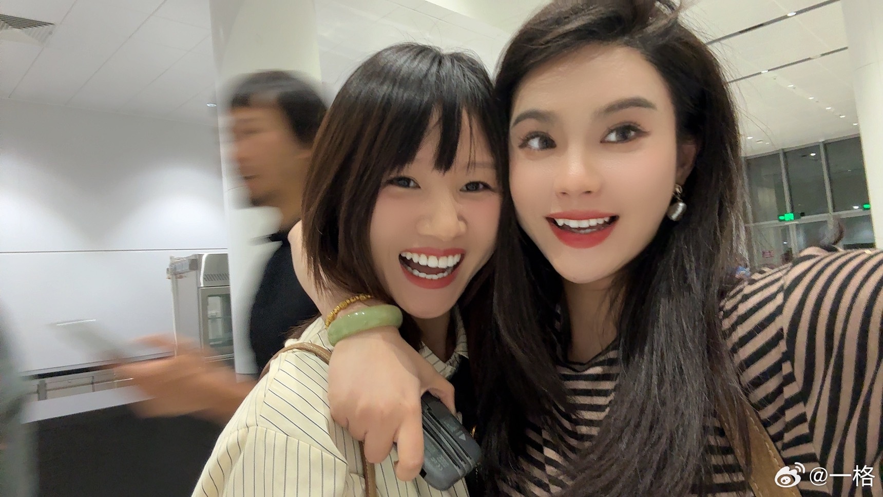 别再说杰灵跟美女合照会笑了，谁跟美女合照不开心呢，我开心的嘴都要裂开了[大笑]