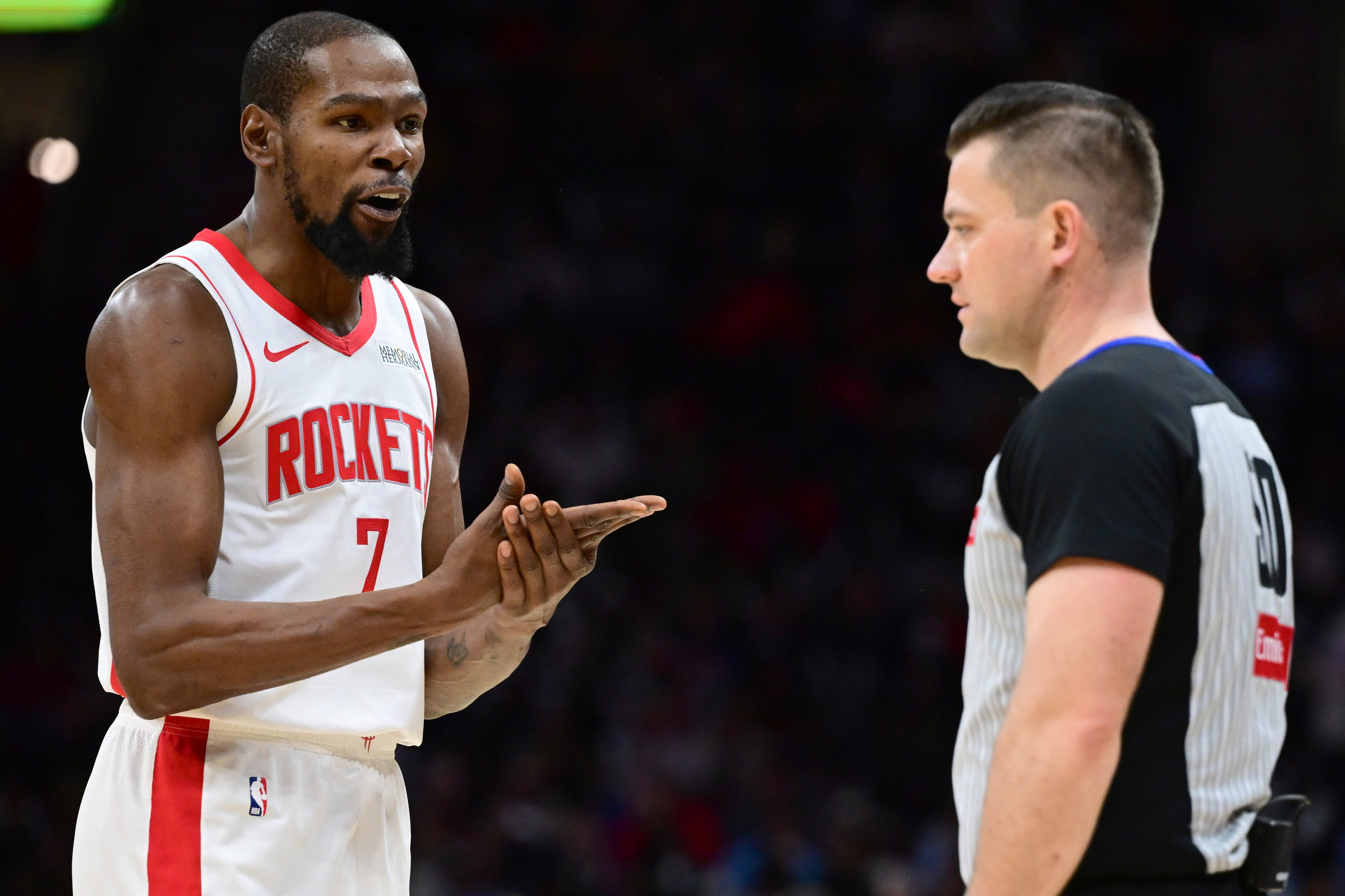 北京时间12月4号，火箭队今天在主场大胜国王队，全场比分121:95。第一节，两