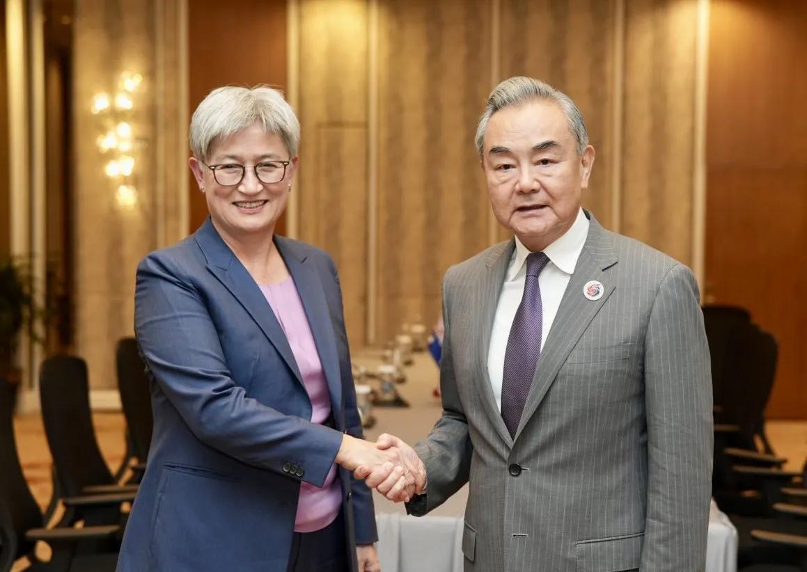 7月26日，澳大利亚的外长黄英贤在个人社交媒体上连发两条文章，批评香港方面追捕旅